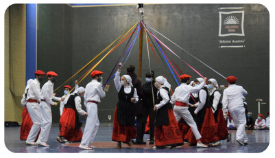 Bailando en el fronton