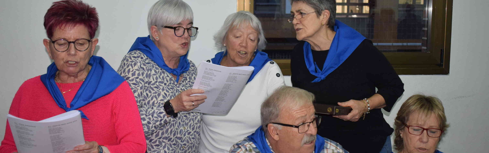 Los primeros gurasos cantando